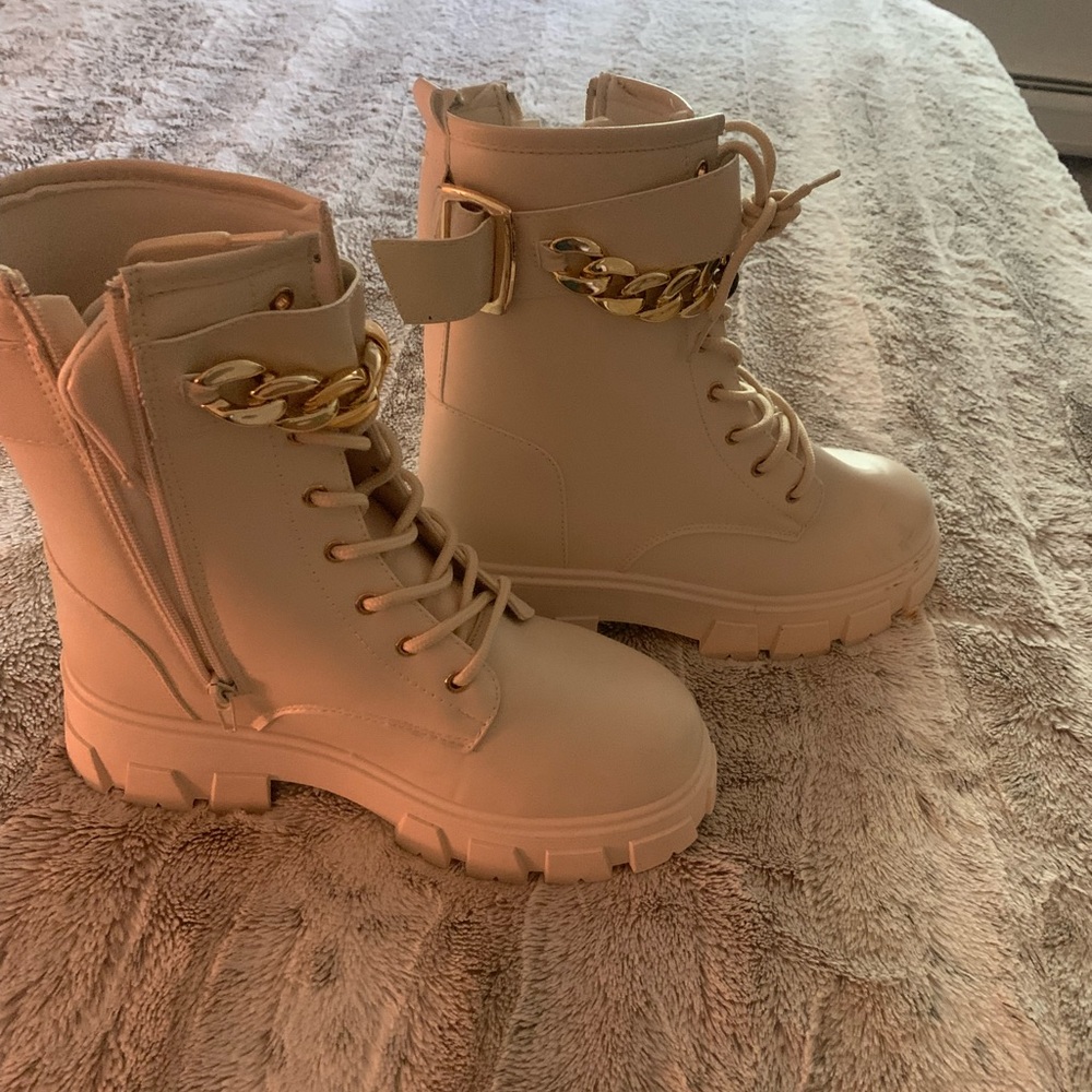 Women boots style cream